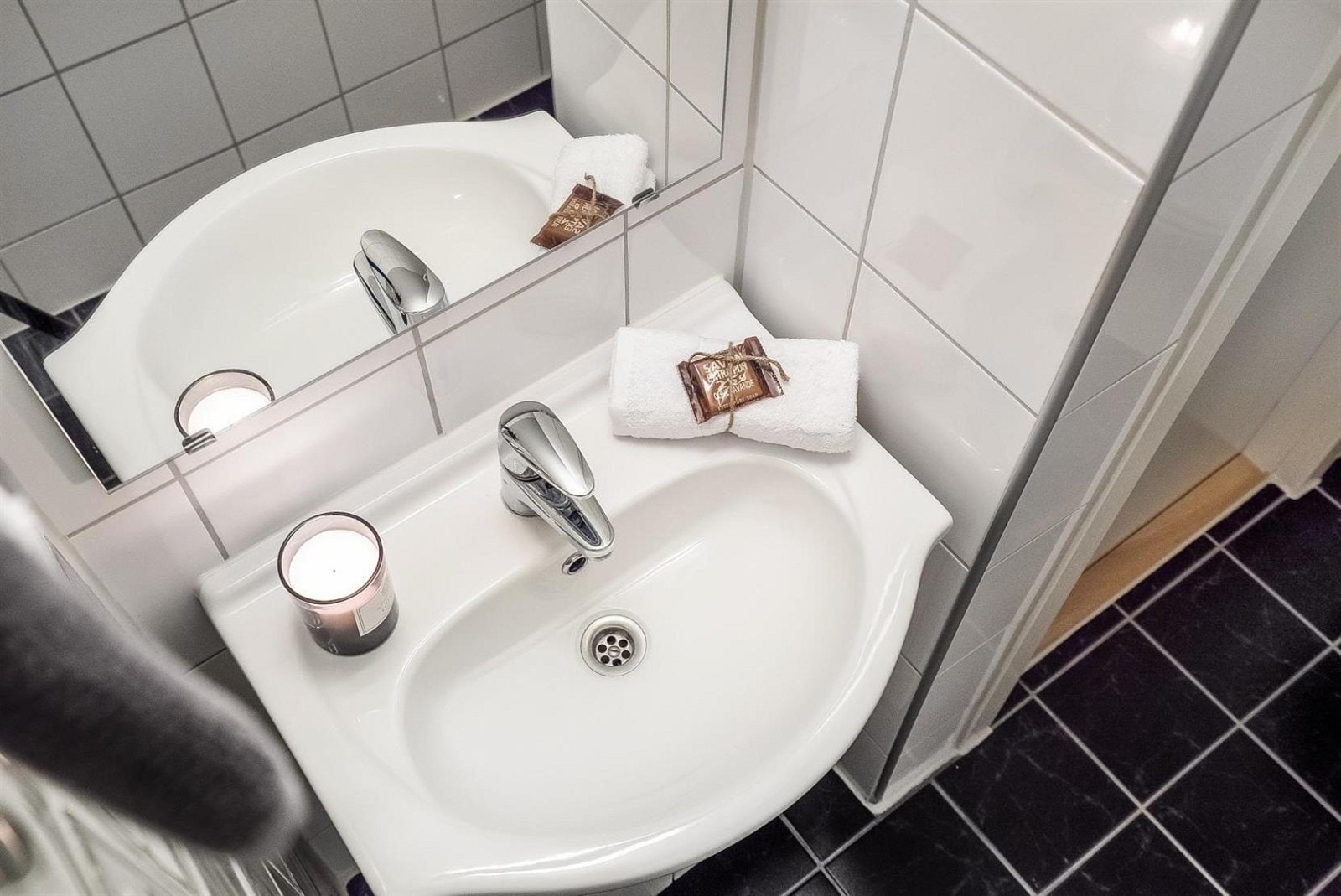 Badet har enkel innredning med heldekkende servant og speilflis med belysning. Galleribilde