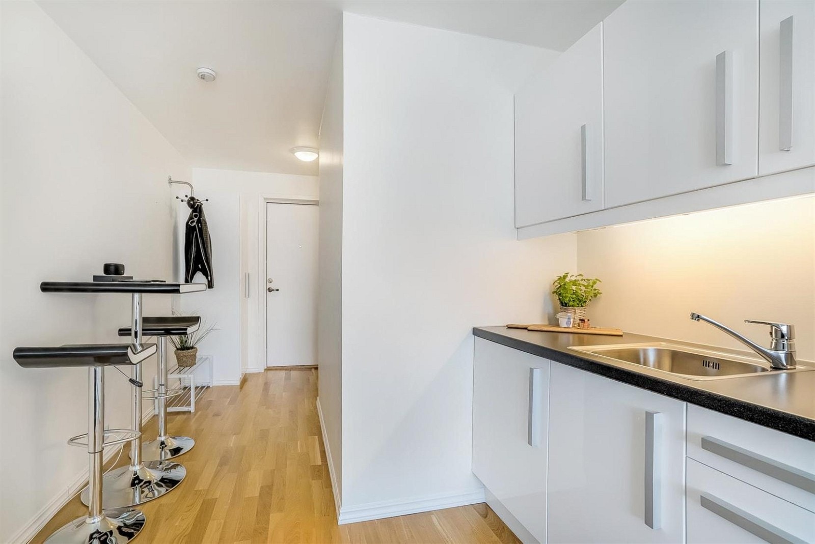 Praktisk løsning på studioleiligheten, med rom for enkelt kjøkkenbord eller ett skrivebord. Galleribilde