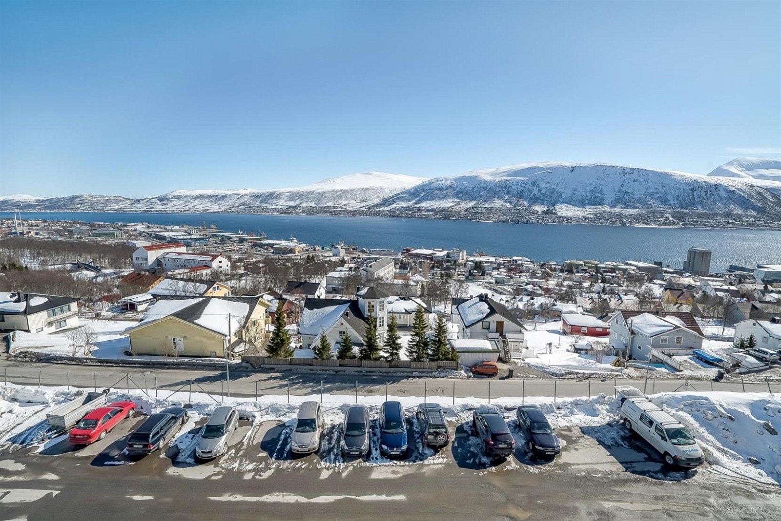 Utsikt fra leiligheten, samt felles biloppstillingsplasser i borettslaget. Galleribilde