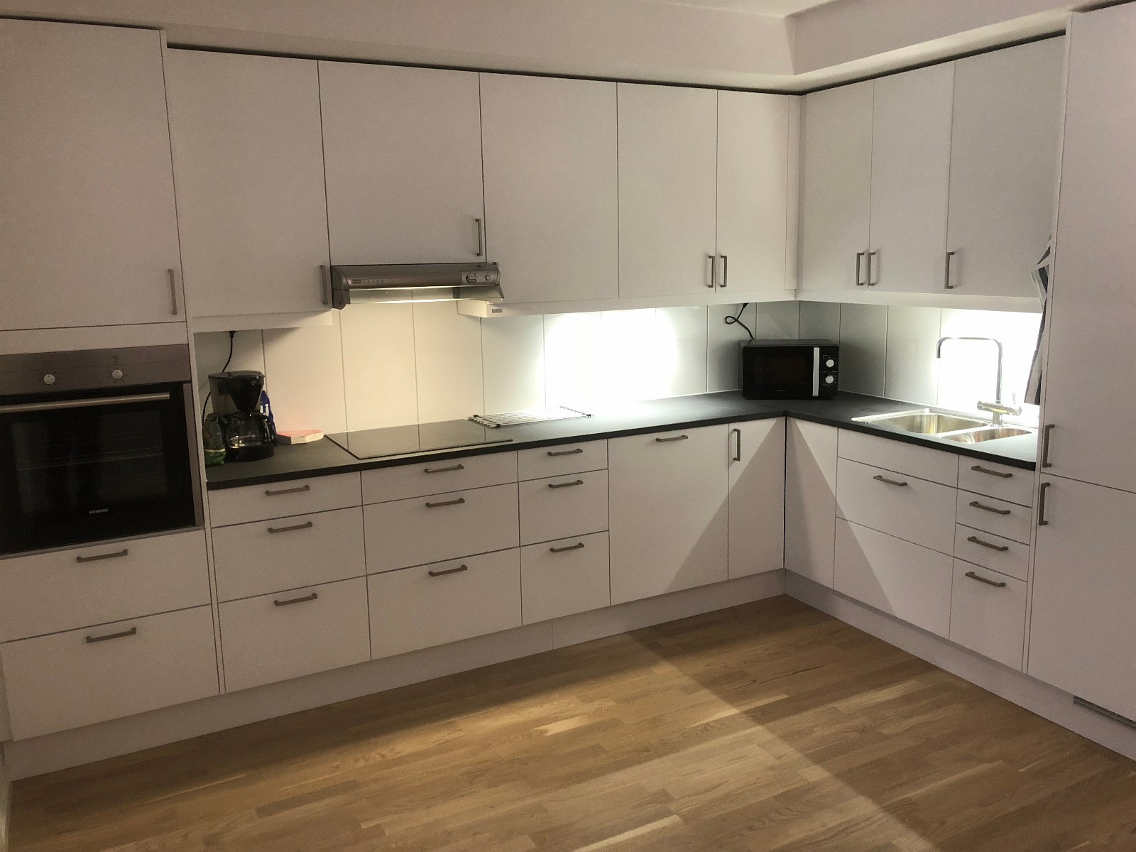 Romslig, moderne kjøkken med alt utstyr Galleribilde