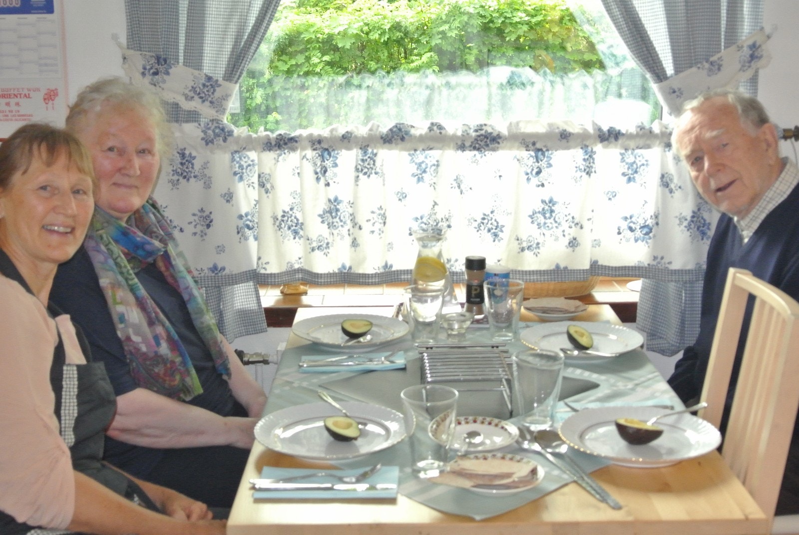 Innholdsrikt kjøkken med utsikt direkte på egen parkeringsplass under kjøkkenvindu Galleribilde