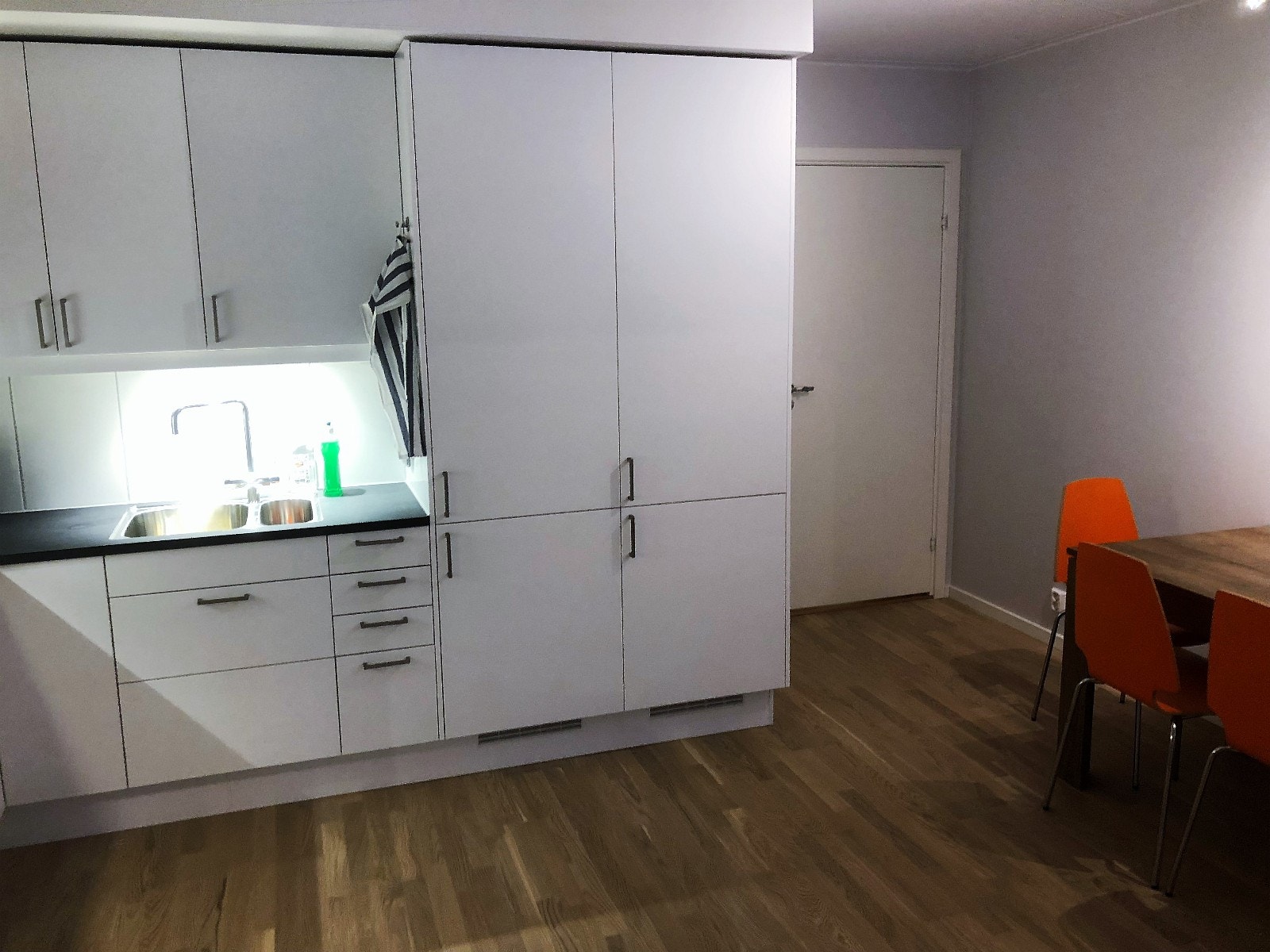 Kjøkken med 2 store kjøl/frys Galleribilde