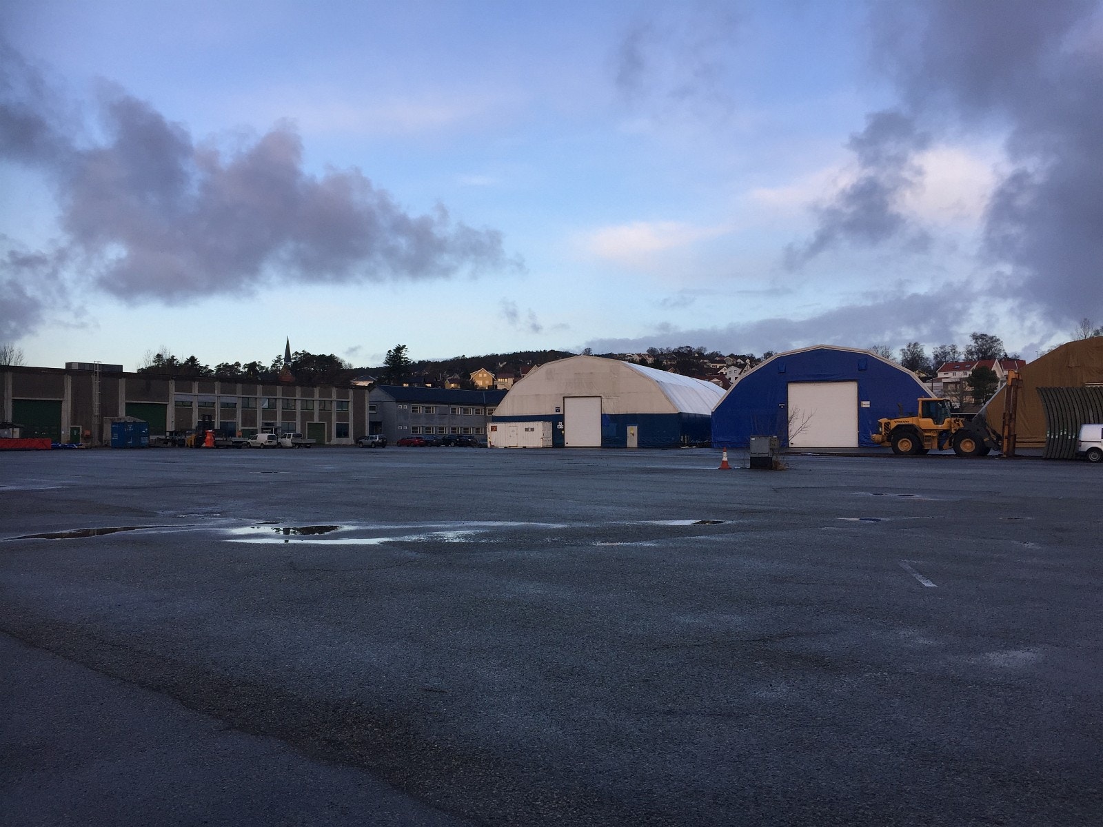 Store lagerområder ute for lagring av materiell Galleribilde