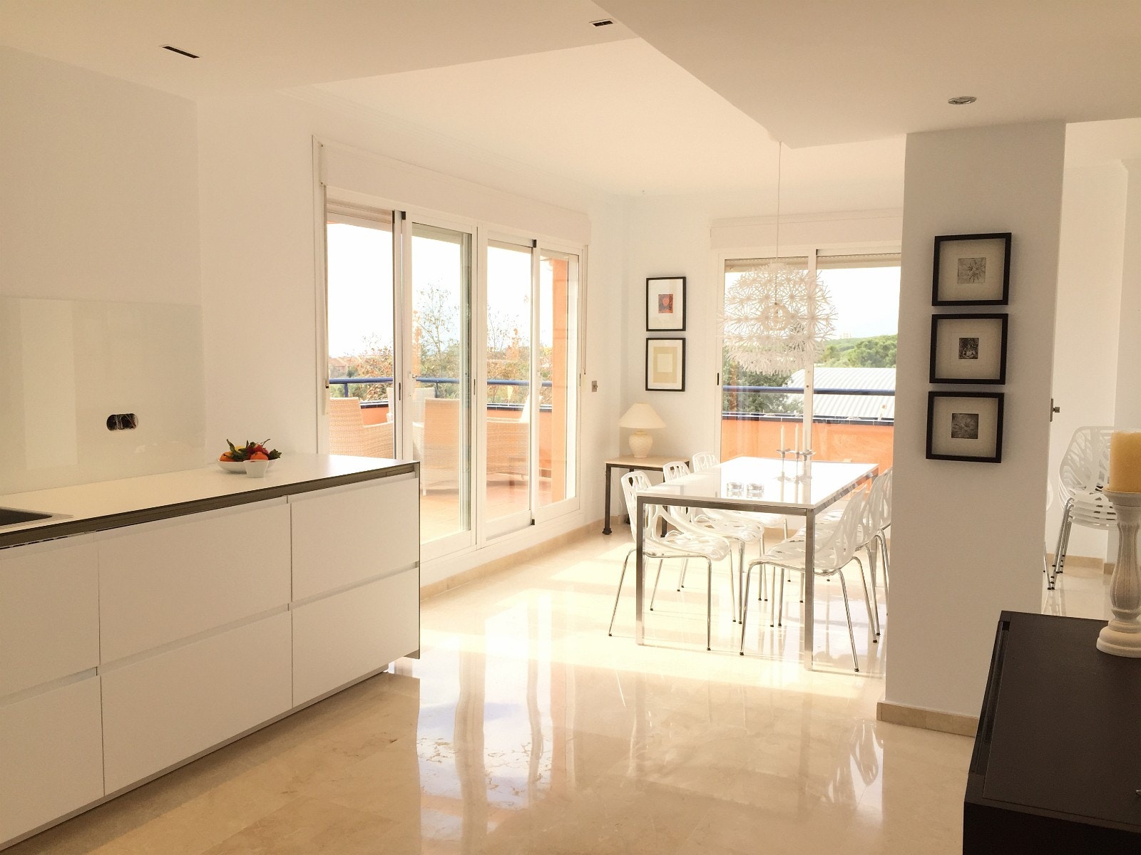 Luftig kjøkken og spisestue Galleribilde