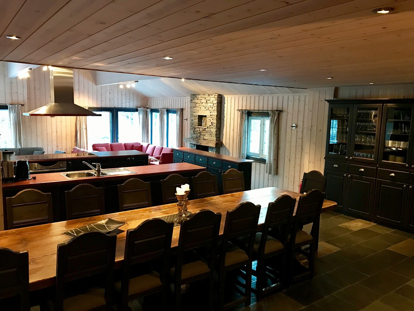 Spisebord mot kjøkken og stua. 21 sitteplasser rundt spisebord. Galleribilde