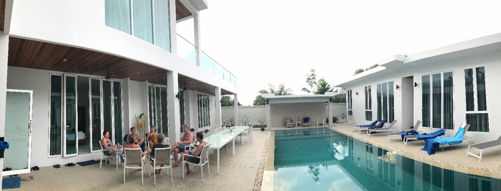 En tidlig frokost, etter en svømmetur først. Galleribilde