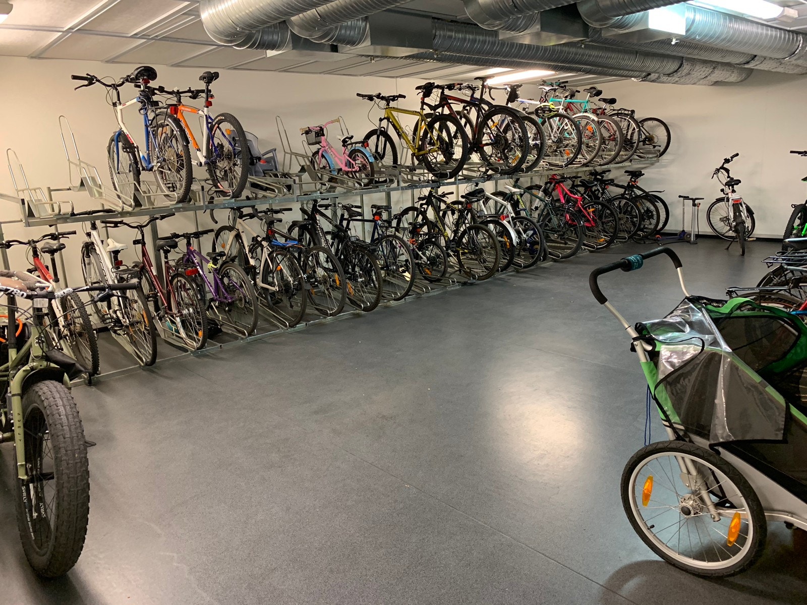 Innendørs og låst sykkelgarasje Galleribilde