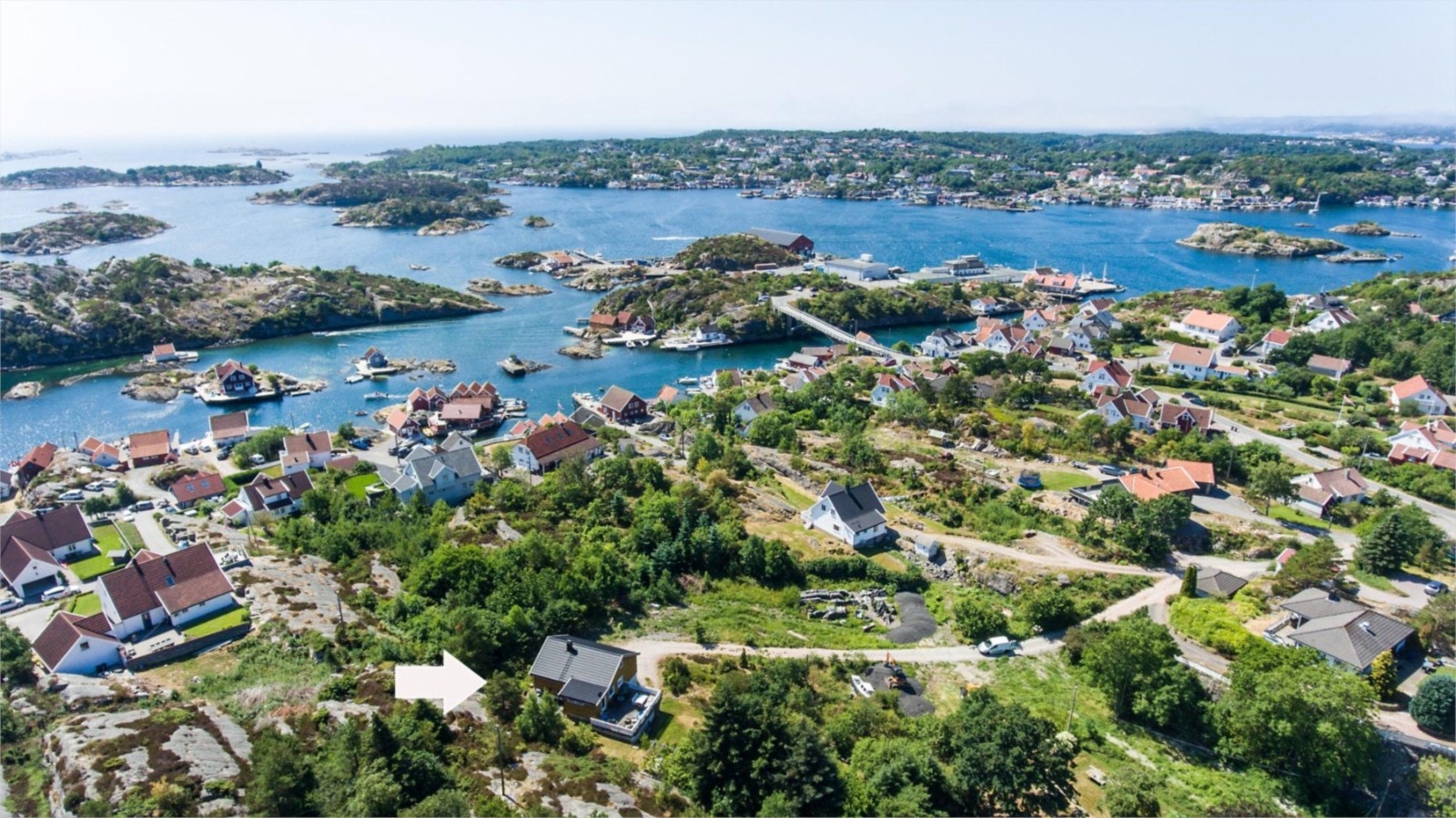 Dronebilde over eiendommen som er nær sjøen på Flekkerøy Galleribilde