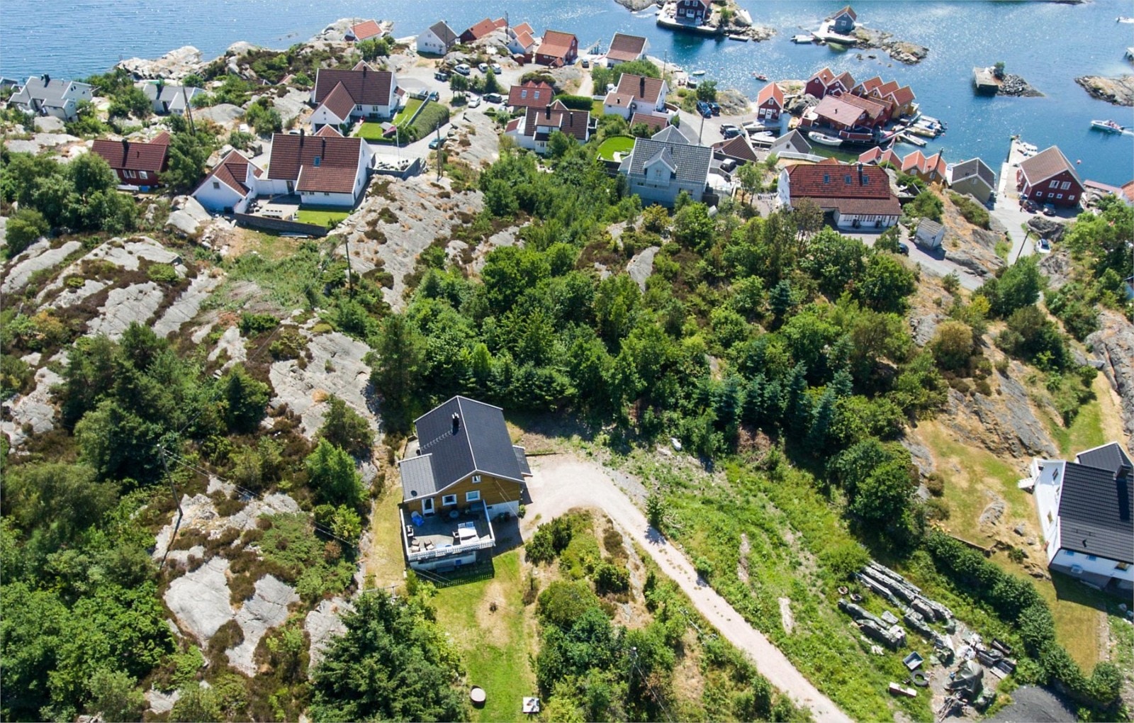 Enebolig med stor tomt nær sjøen Galleribilde