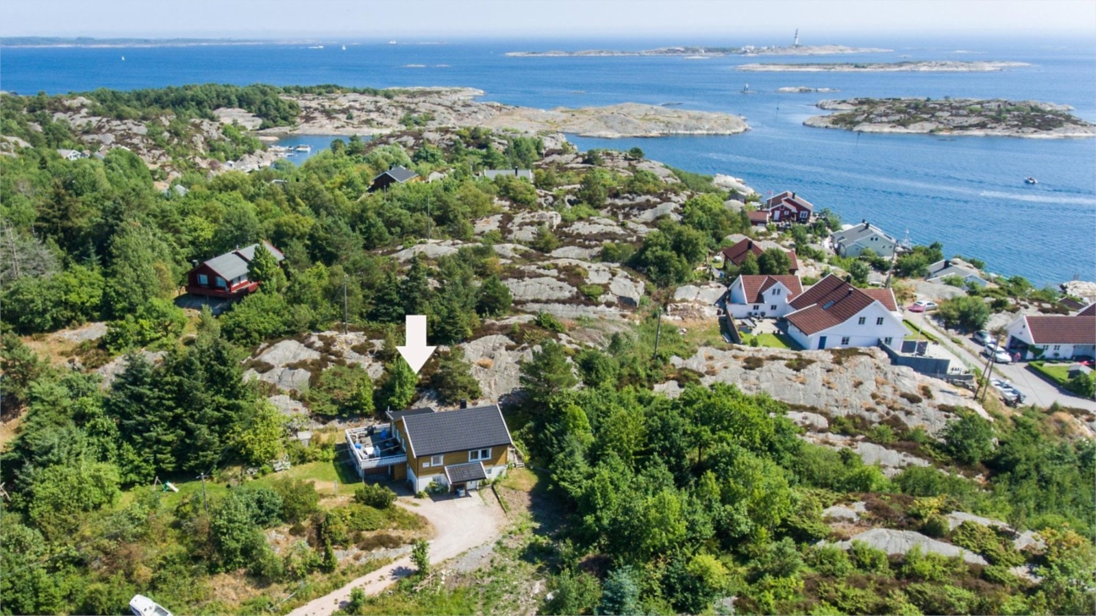 Eiendommen ligger nær sjøen Galleribilde