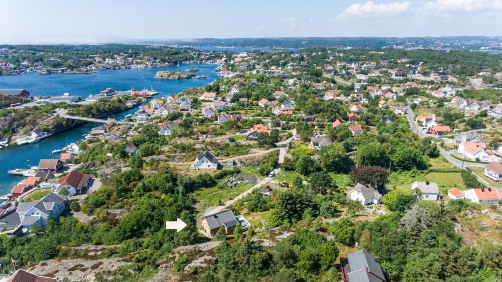 Dronebilde over eiendommen og del av Flekkerøya Galleribilde