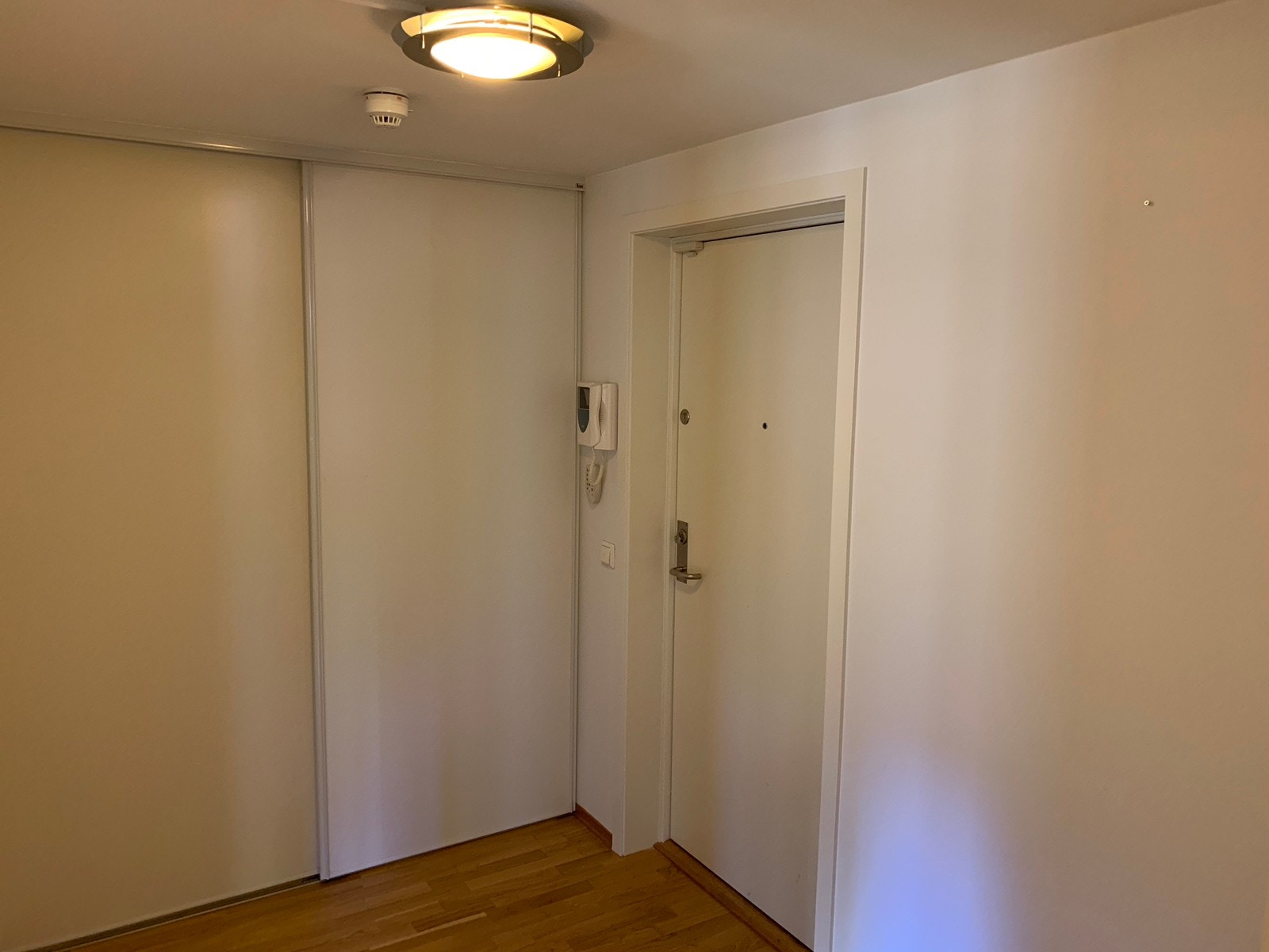Gang med walk-in-closet/bod Galleribilde