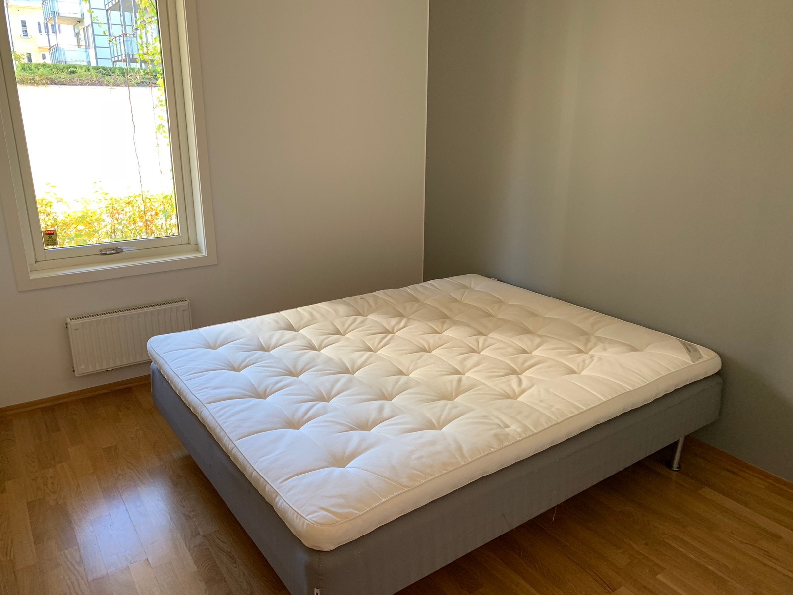 Soverom med dobbeltseng. Plass til kommode/skap/skrivebord om ønskelig Galleribilde