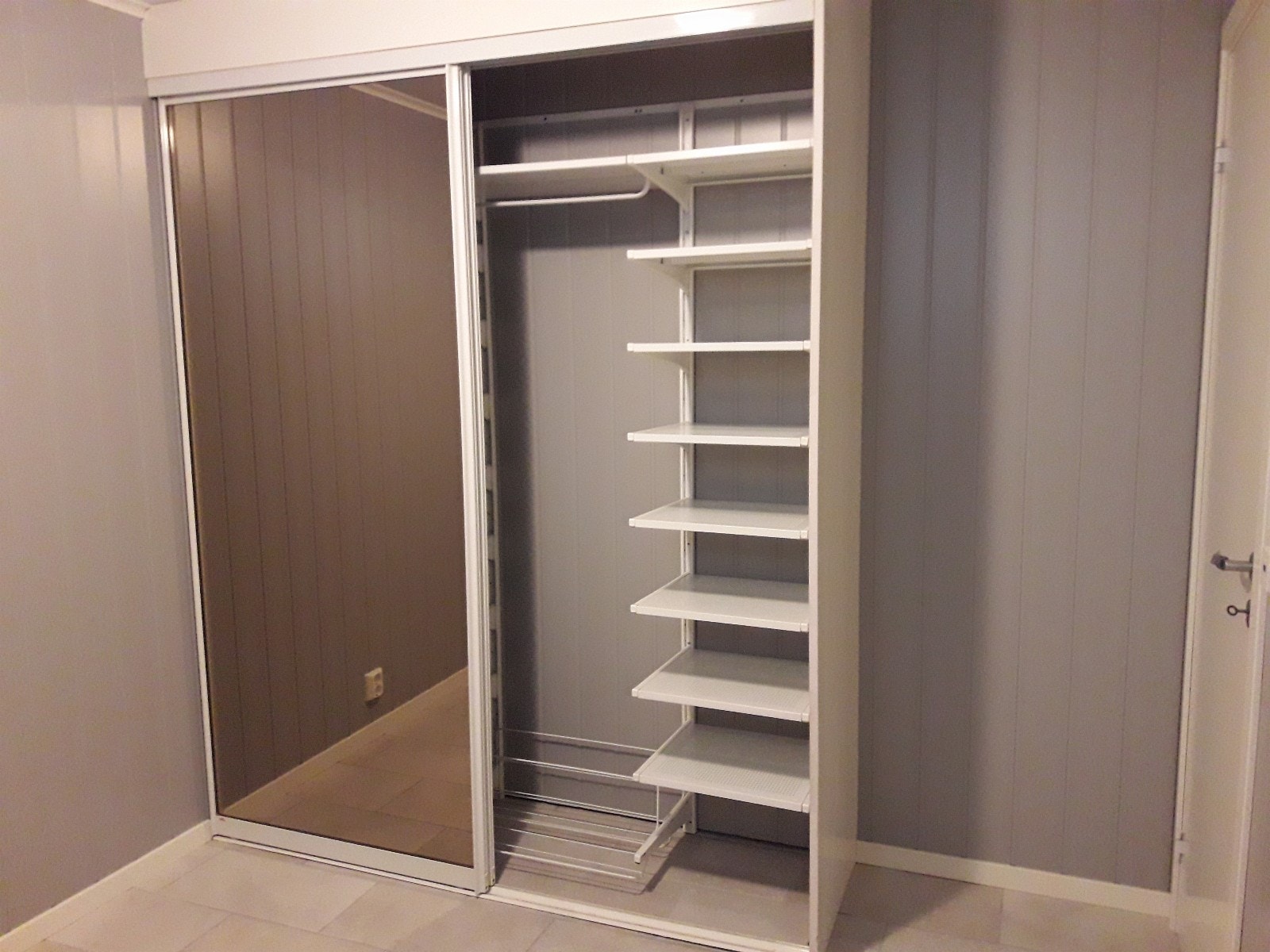Innredning i garderobe. Galleribilde