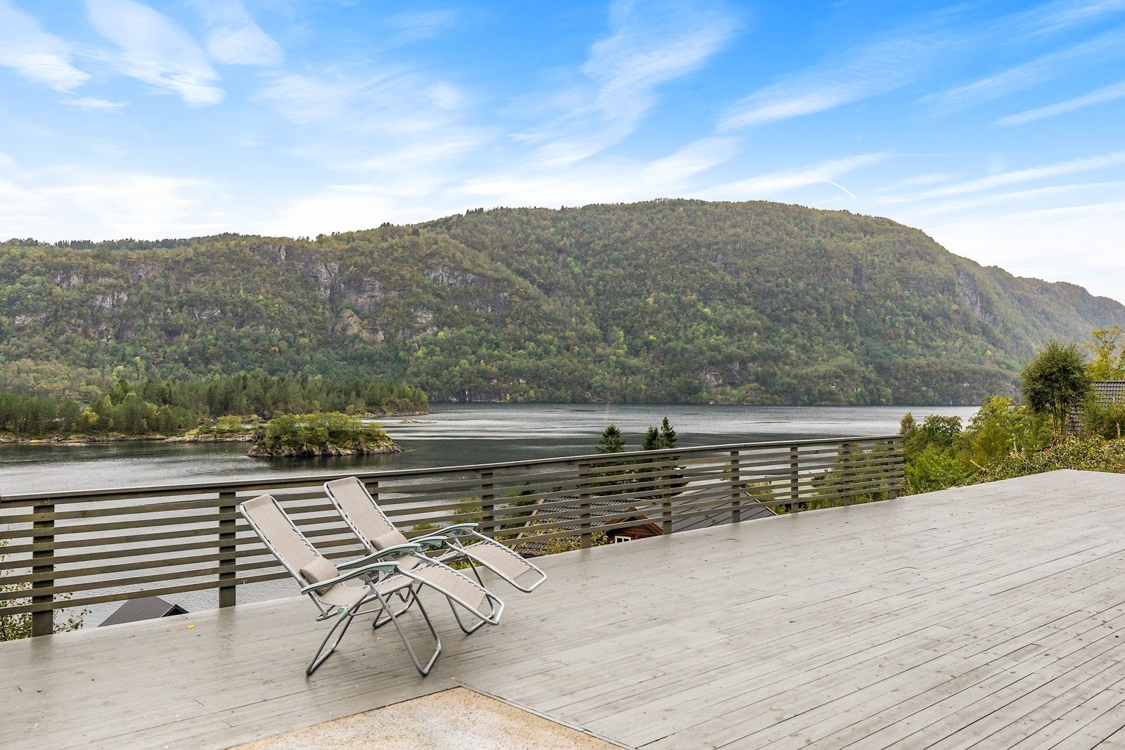 Stor terrasse med mulighet for møblere i flere soner Galleribilde