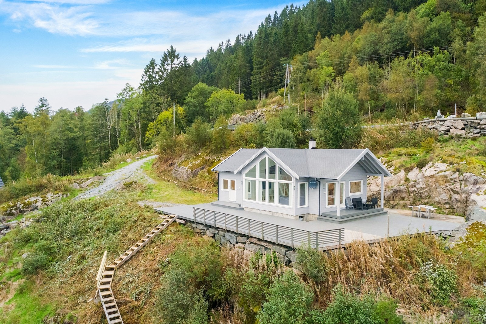 Trapp ned til naust og sjøen Galleribilde