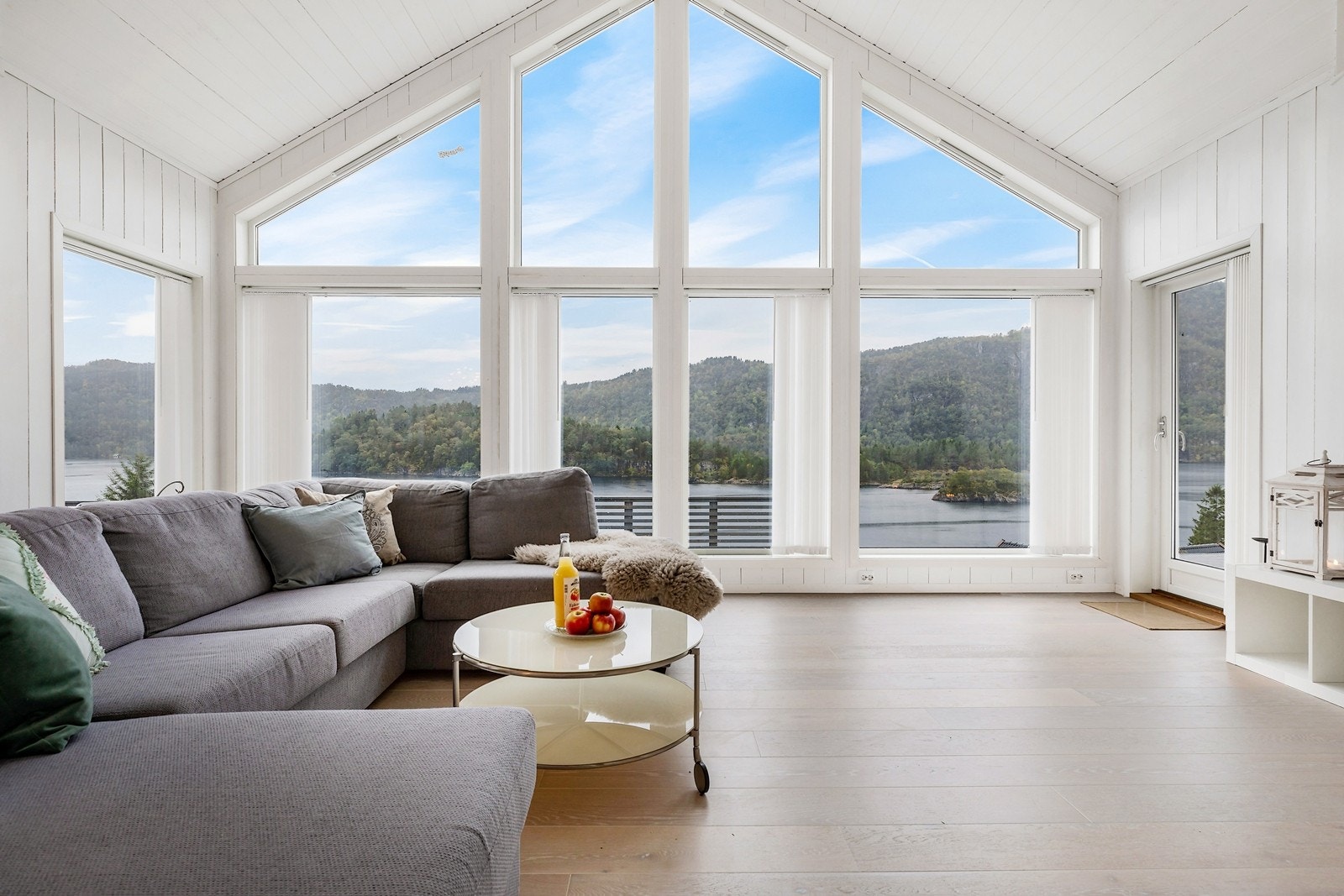 Helt fantastisk takhøyde og vinduer fra tak til gulv Galleribilde