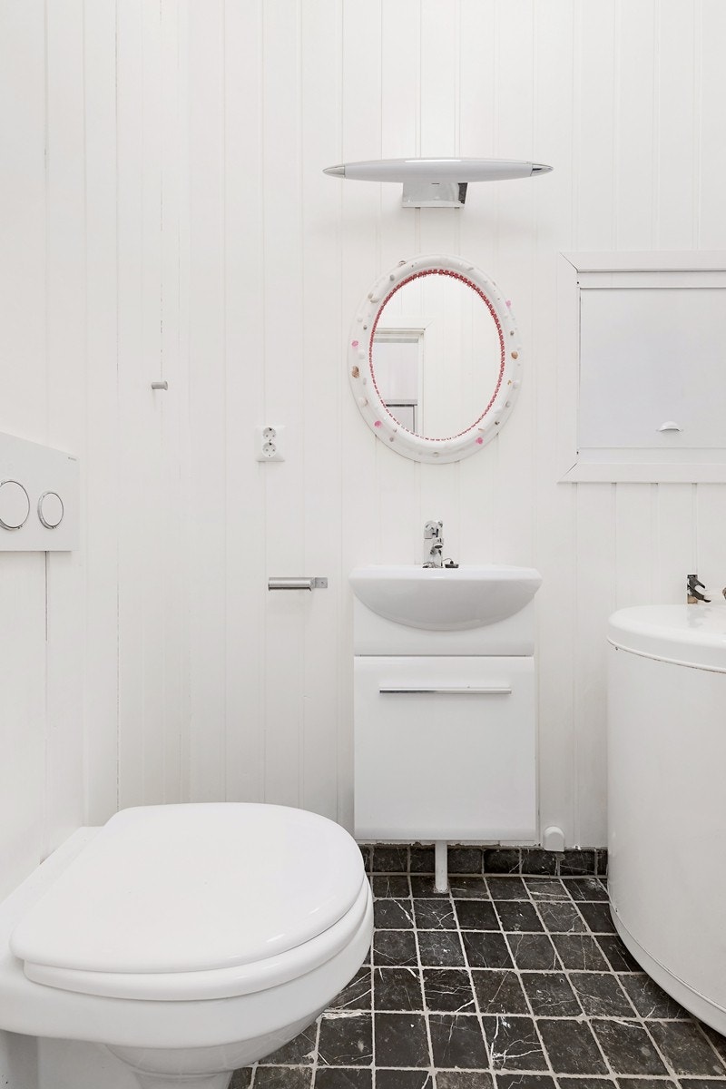 Gjestetoalett med tilgang fra gangen Galleribilde