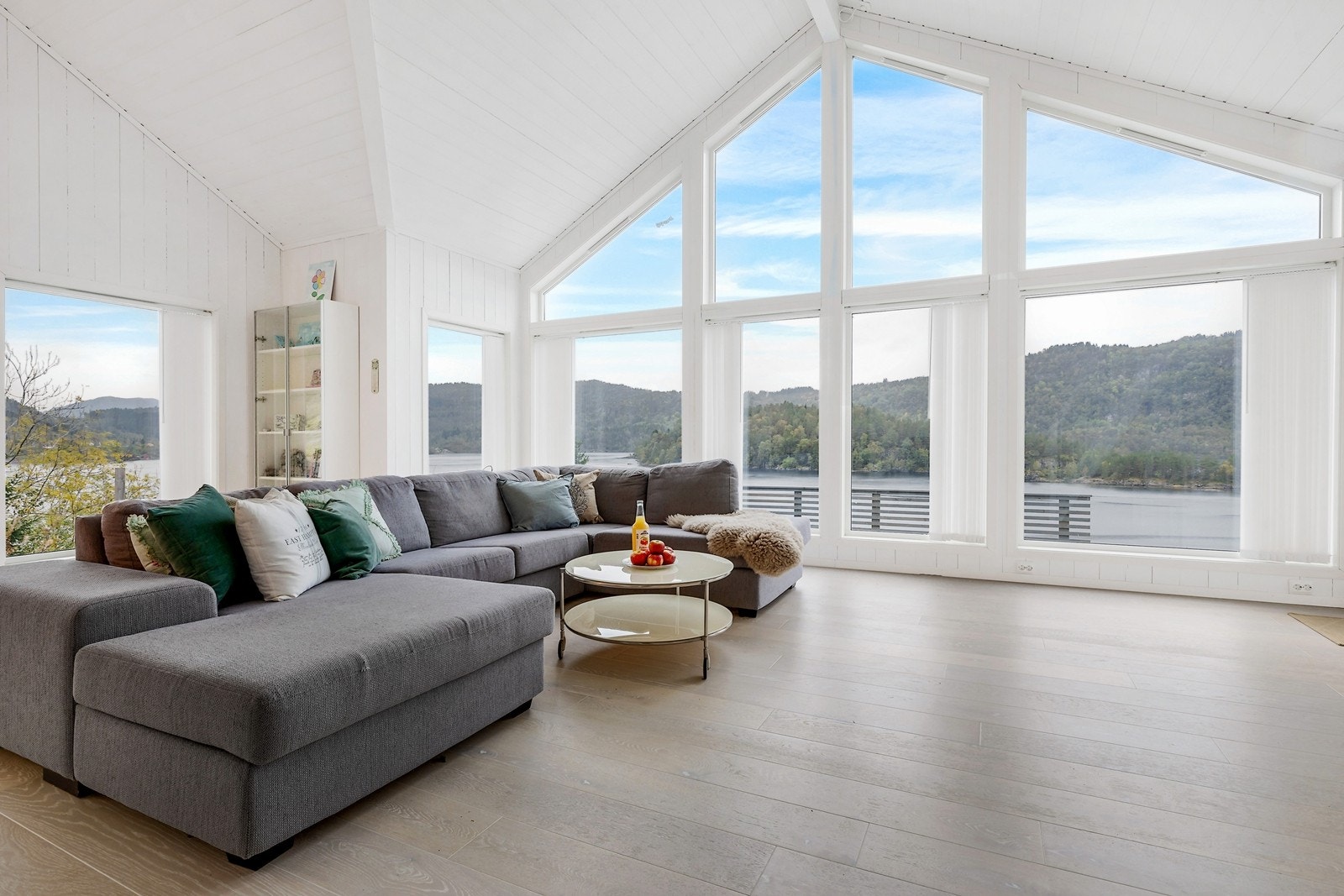 Lyse overflater og godt med naturlig lysinnslipp gjør at hytten har en luftig romfølelse Galleribilde