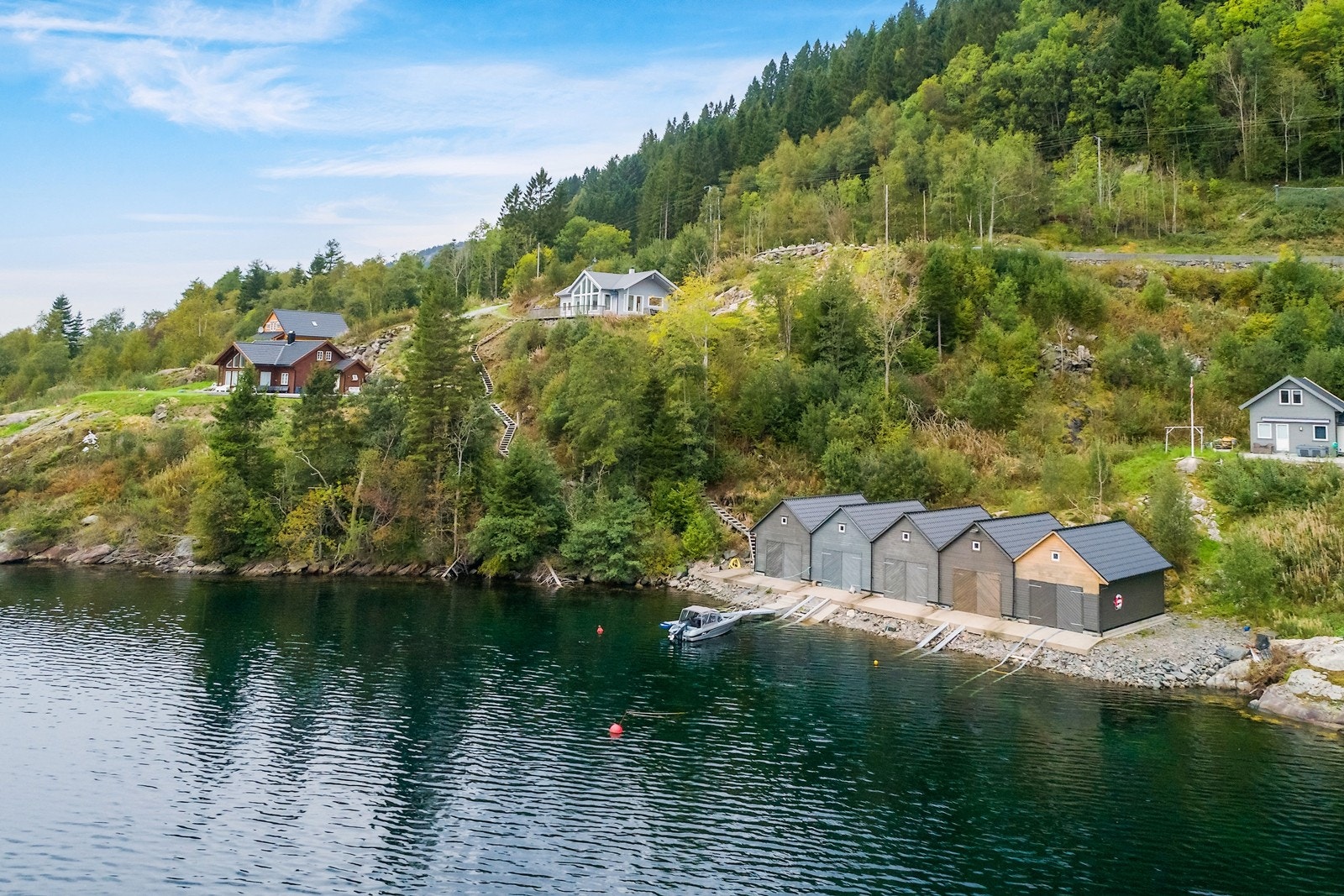 Attraktiv beliggenhet med eget naust. Det er naustet i midten (nr. 3) som tilhører denne fritidsboligen Galleribilde
