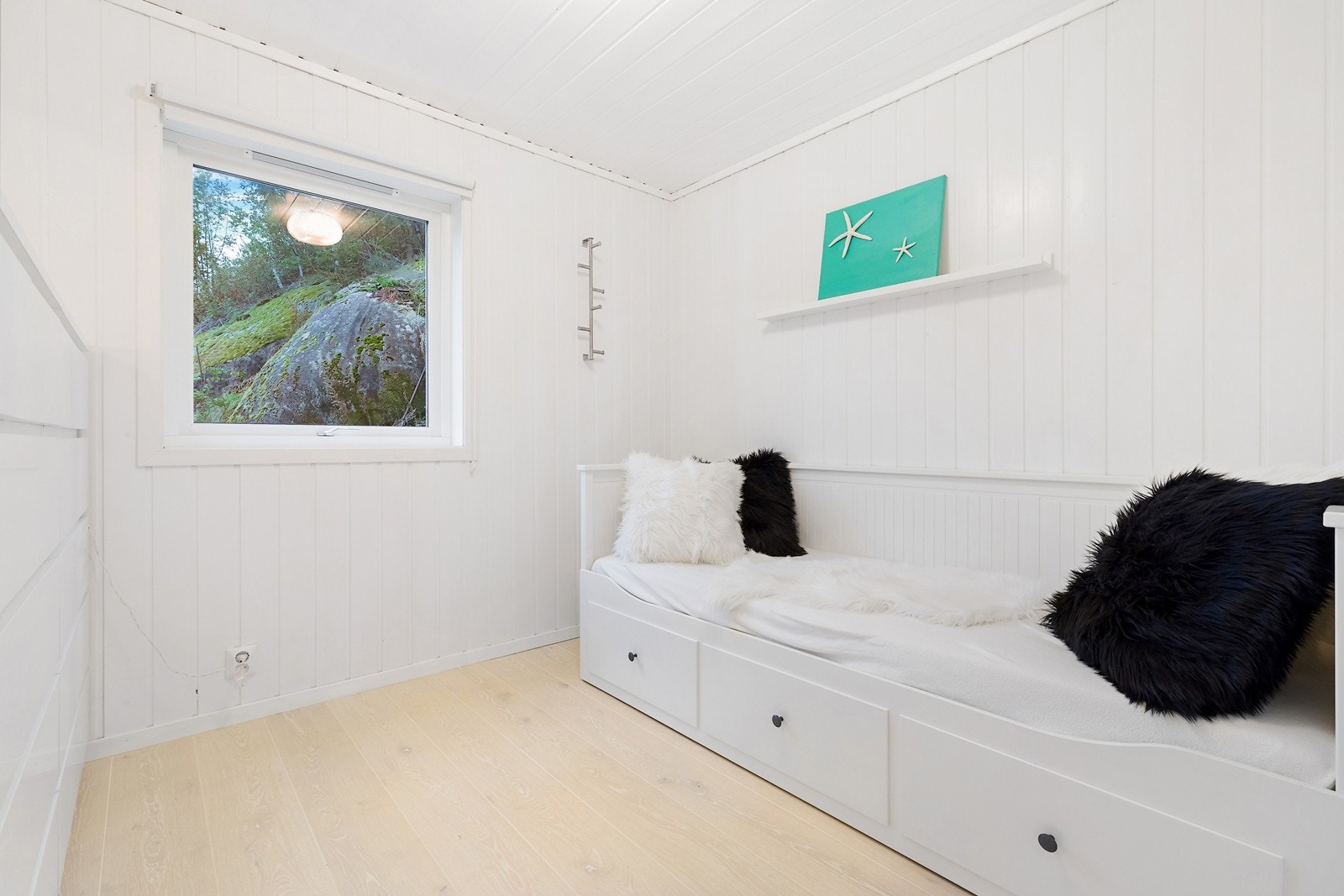 I tillegg til romslig hems er det totalt tre soverom i hytten Galleribilde