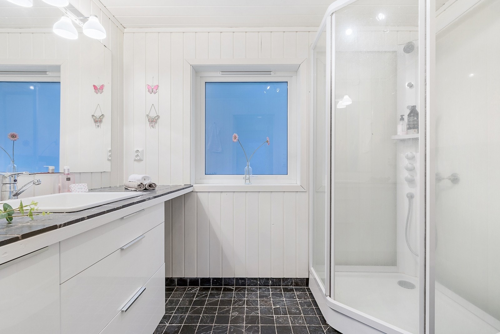 Moderne og tidløst bad Galleribilde