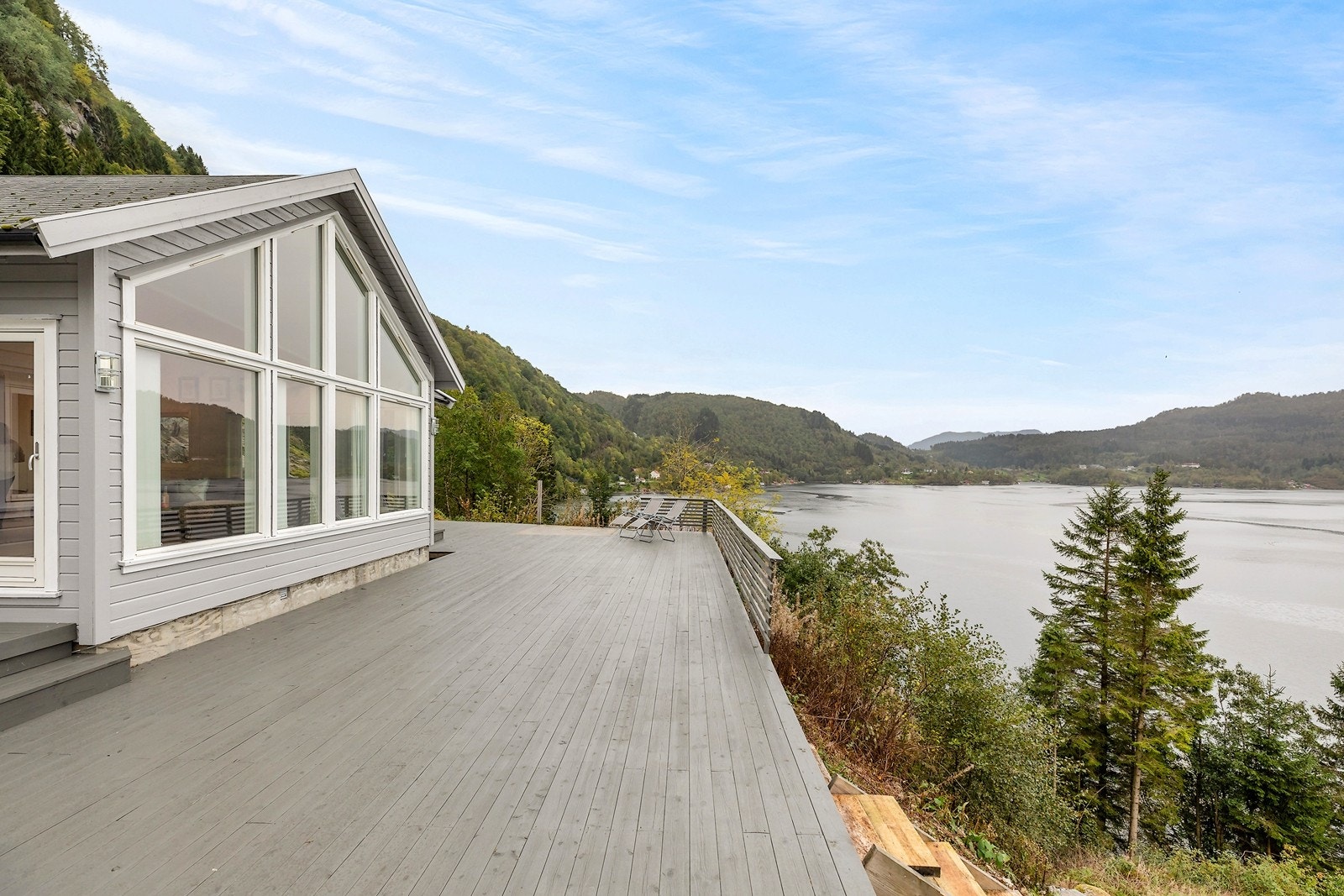 Naturen og sjøen kommer tett på boligen Galleribilde