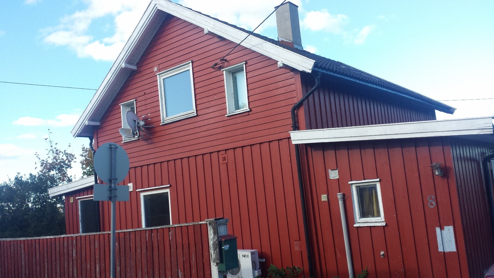 alle bilder utenom 3 siste med blåfarge av huset utenifra er gamle, ikke tatt nye pga utflytning. mørkeblå malt ifjor. Galleribilde