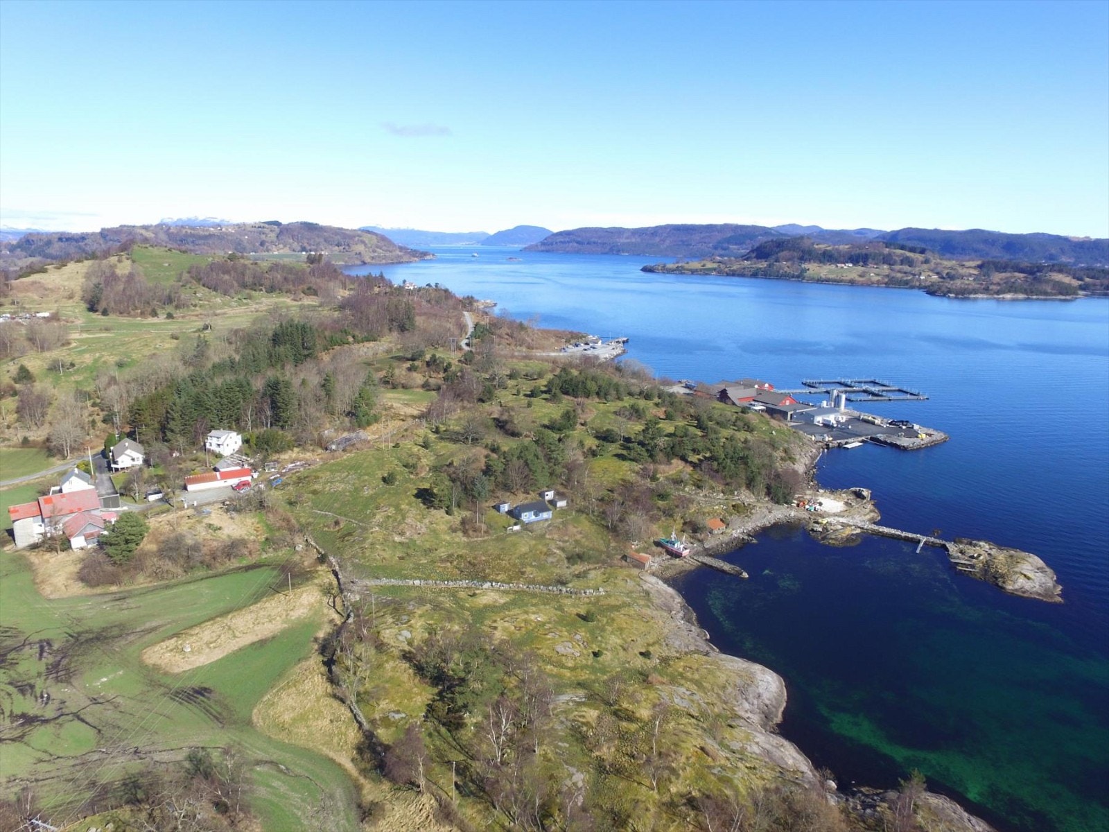 Kort vei til kaien med anløp for både hurtigbåt og bilfergen. Galleribilde