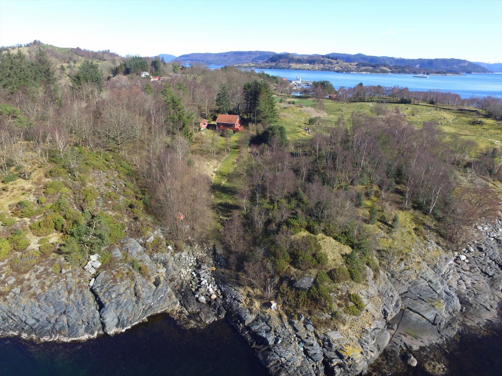 Nydelig eiendom med 2,6 måls eiertomt og egen strandlinje. Galleribilde