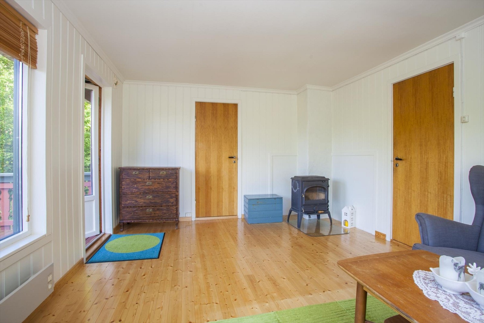 Stuen med vedovn og utgang til terrasse og hage. Galleribilde