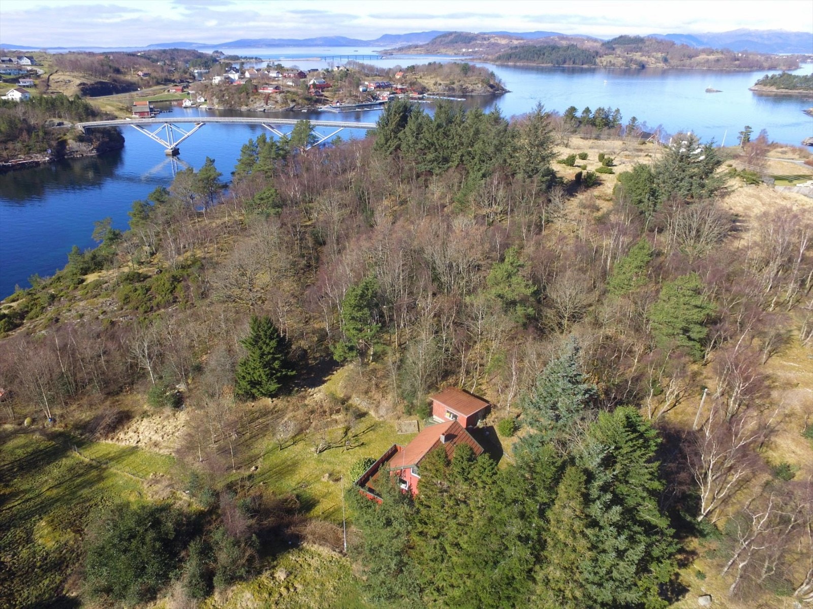 Her er ser en Helgøysund Marina på andre siden av sundet. Galleribilde