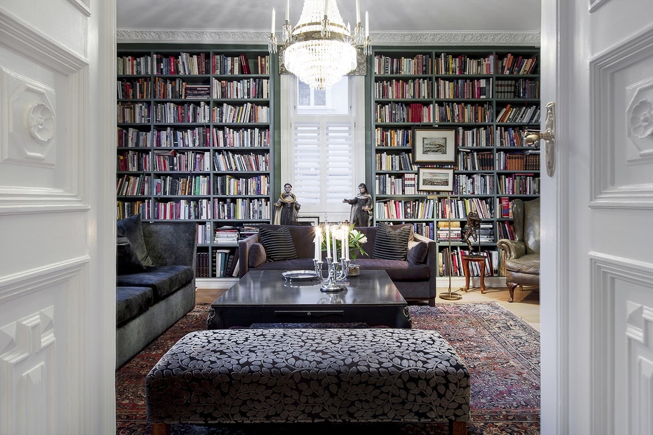 Klassisk bibliotek med peis og plassbygde bokhyller Galleribilde