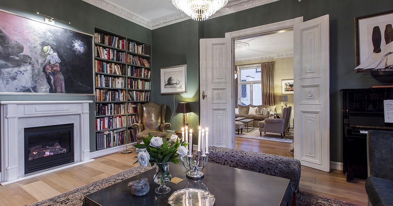 Et virkelig flott bibliotek med god plass for salongmøbler Galleribilde