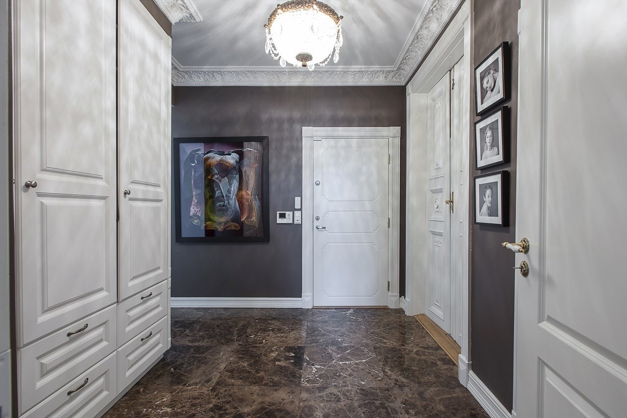 Romslig entré med garderobe og gjestetoalett Galleribilde