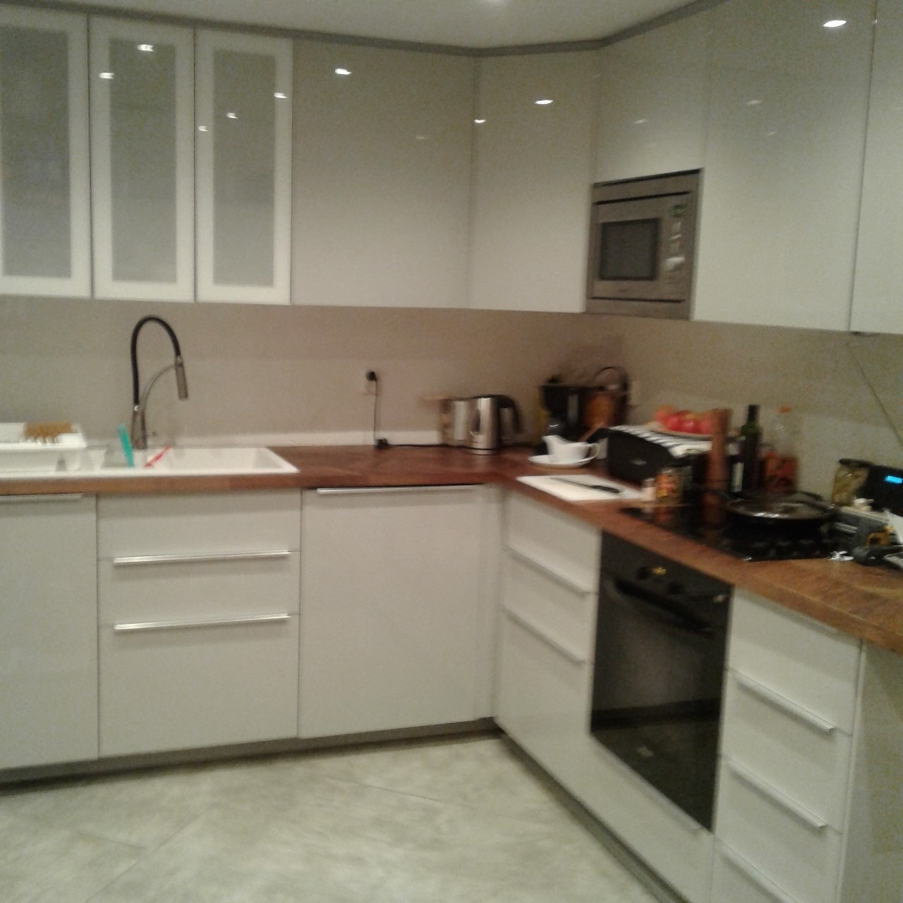 Trivelig åpen kjøkkenløsning kombinert med spiserom Galleribilde