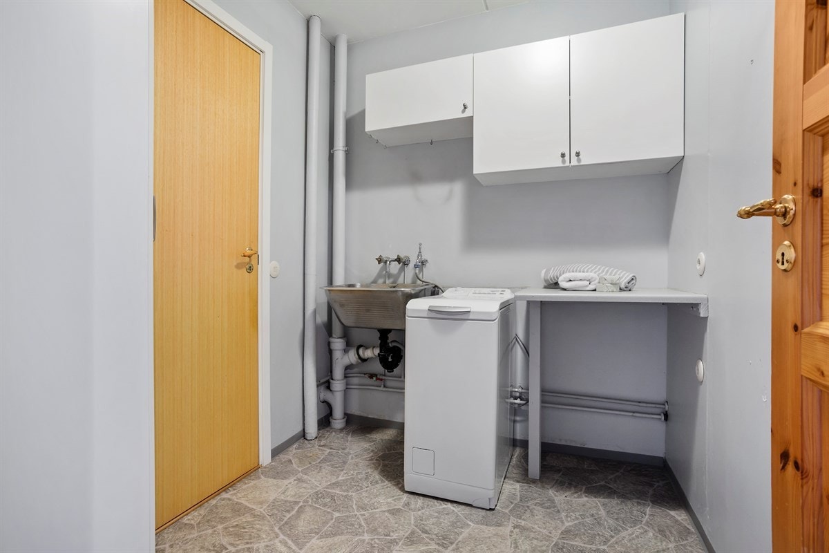 Praktisk vaskerom mellom kjøkken og bad. Galleribilde