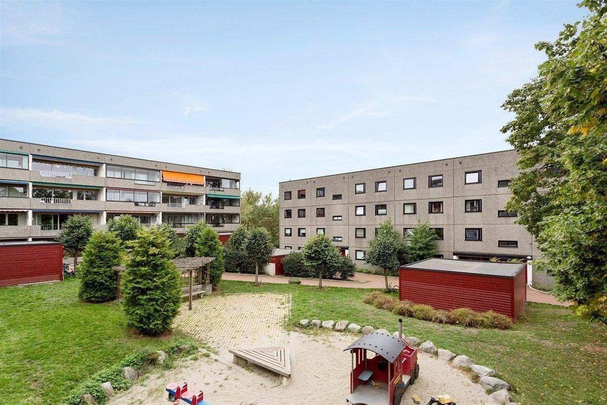 Hyggelig fellesareal mellom blokkene - her kan barne leke trygt og bilfritt. Galleribilde