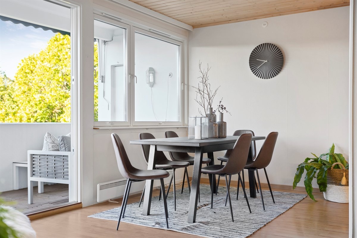 Fra stuen er det utgang til en romslig balkong på 10 kvm. Galleribilde