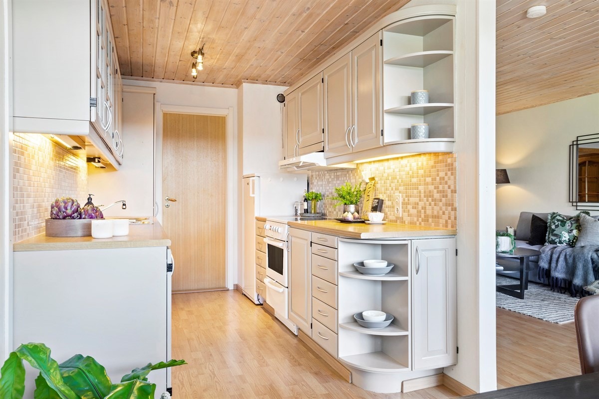 Delvis separat kjøkken med god skap - og benkeplass. Galleribilde