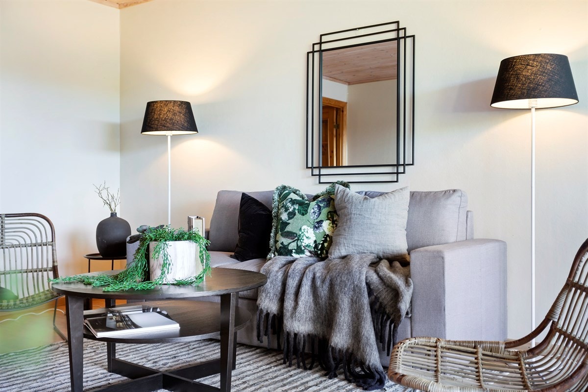 Romslig stue med store vinduer som slipper inn godt med lys. Galleribilde