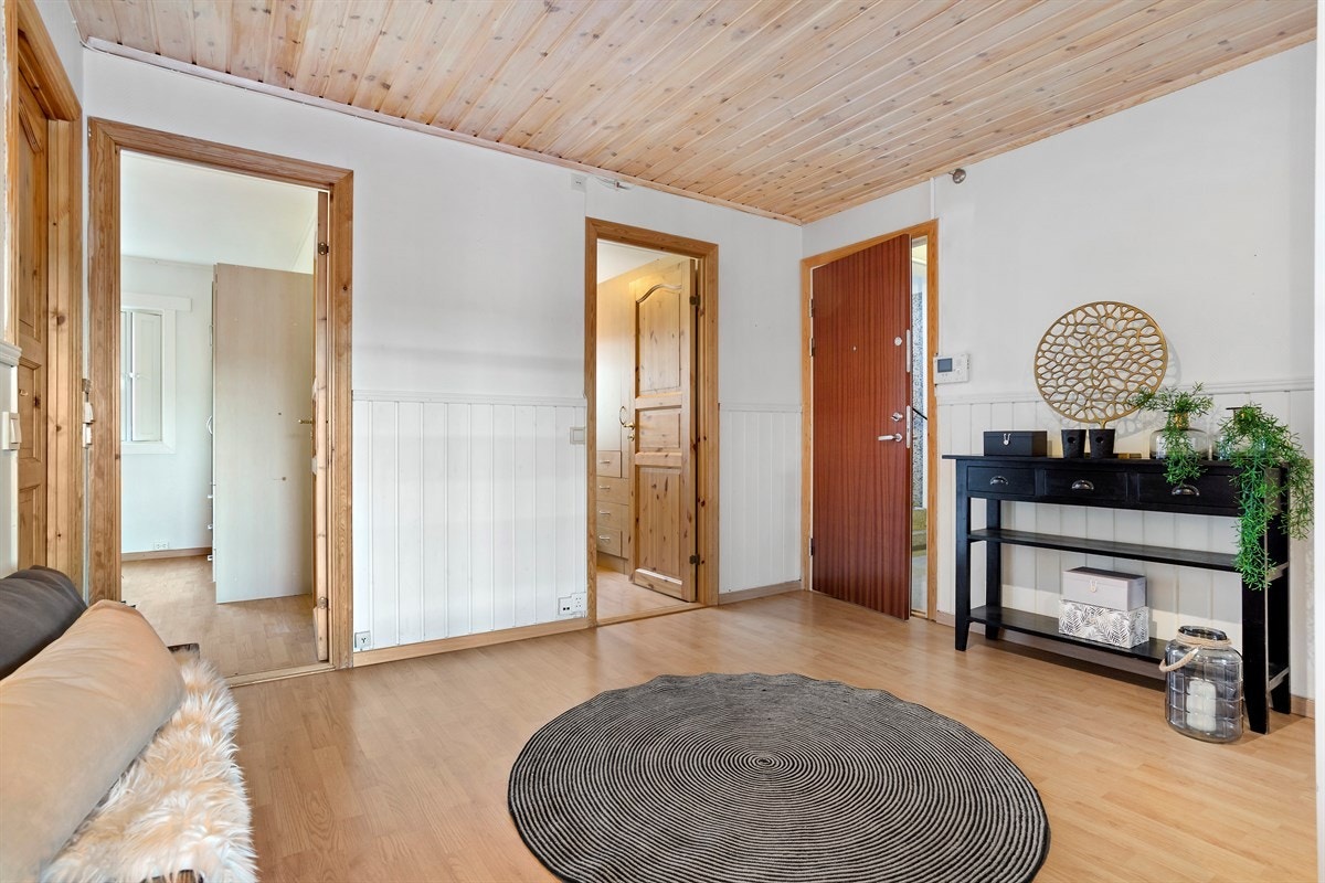 Stor entré med god plass til oppbevaring av sko -og ytterbekledning. Galleribilde