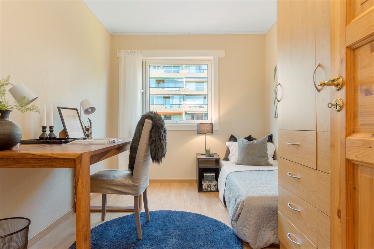 Romslig soverom 2 - Alle soverommene har vindu som vender inn mot rolig fellesområde. Galleribilde