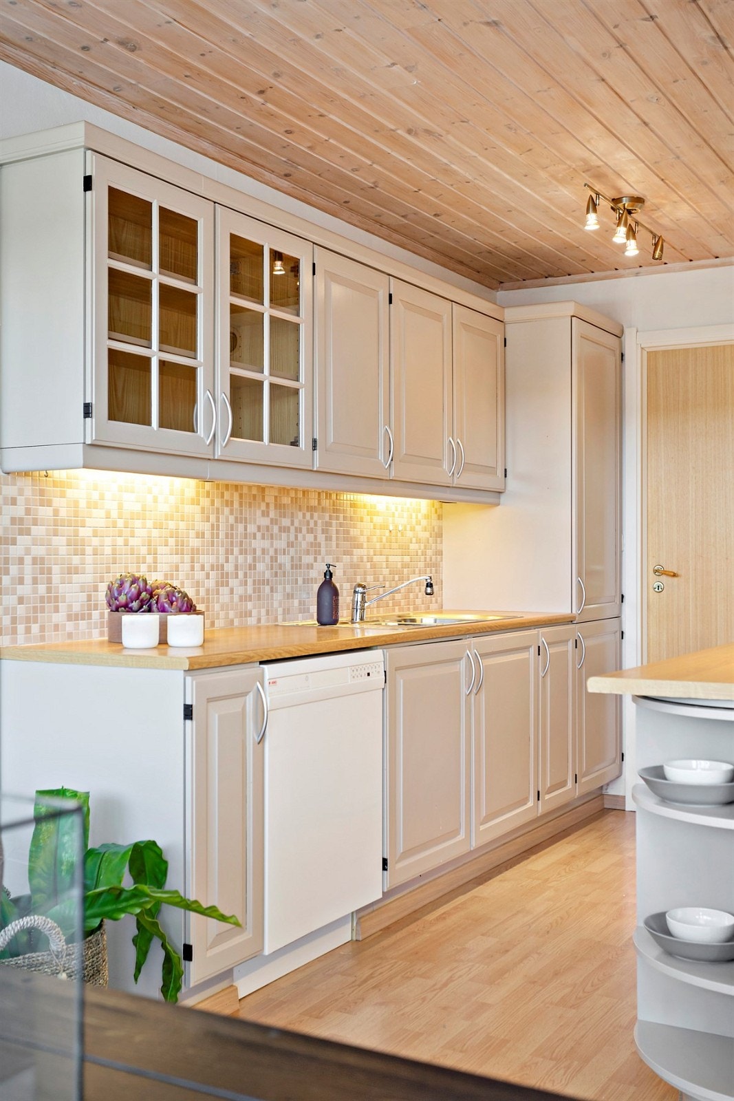 Hvitevarene som står i boligen, følger med salget. Galleribilde