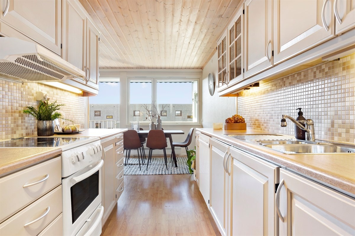 Det er en hyggelig spiseplass ved kjøkken/stue med god plass til spisebord og tilhørende møblement. Galleribilde