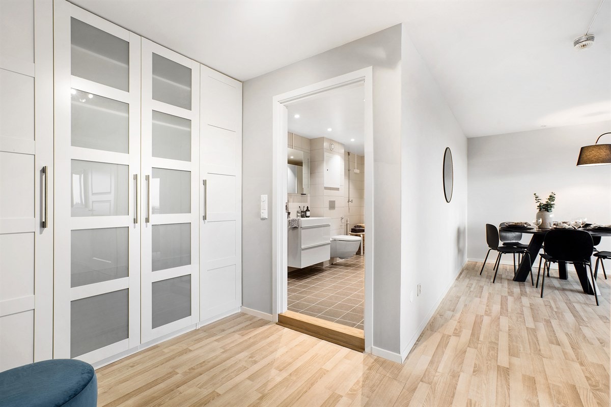 Inngangspartiet har store garderobeskap for godt med oppbevaringsplass. Galleribilde