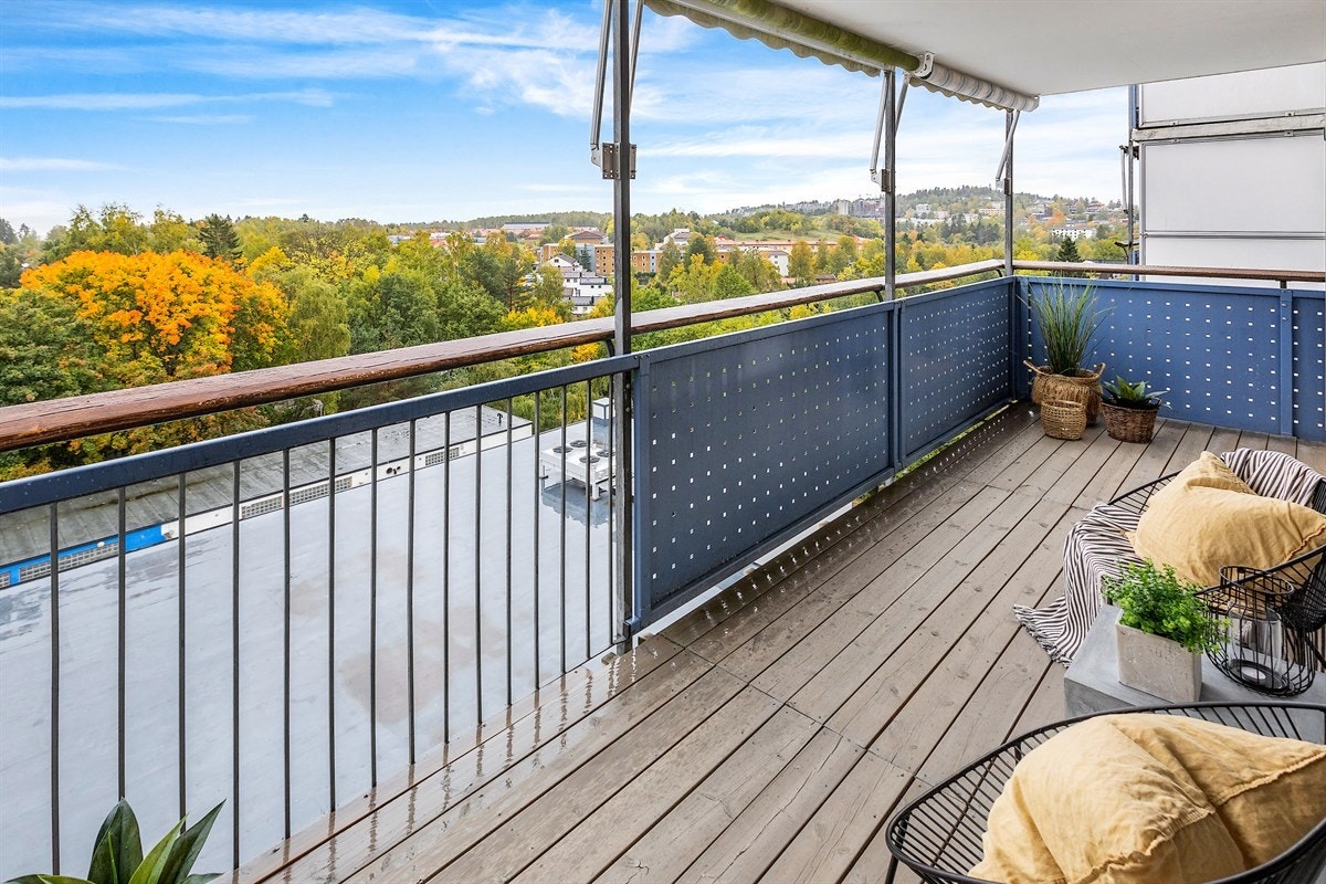 Fra stuen er det utgang til sydøstvendt balkong på ca. 11 kvm. Galleribilde