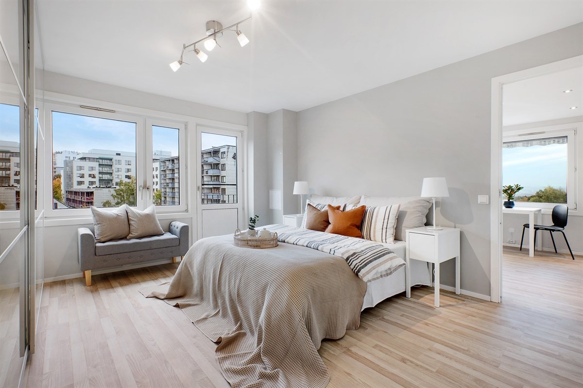 Romslig hovedsoverom holdt i tidsriktige toner. Galleribilde