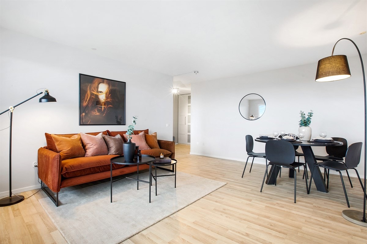 Fin romløsning gir plass til både sofagruppe og spisebord. Galleribilde