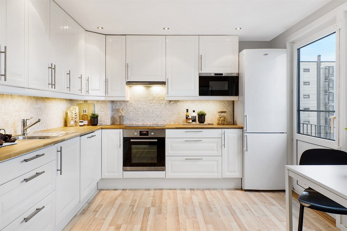 Kjøkkenet har integrerte hvitevarer, og godt med skap- og benkeplass. Galleribilde